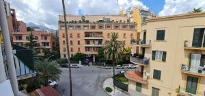 uma vista panorâmica de uma rua da cidade com edifícios em Di Fresco Apartments - Holiday House em Palermo