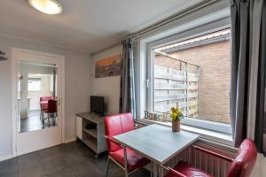 TV a/nebo společenská místnost v ubytování Welcome in - Vakantiehuis Oranjeplein 15a Zoutelande