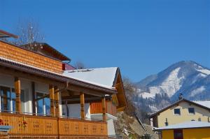 Casa con balcón con una montaña en el fondo en Apartment Igor - by Alpen Apartments, en Piesendorf