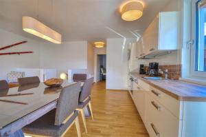 Kuchyňa alebo kuchynka v ubytovaní Apartment Konstanzia - by Alpen Apartments + 17 fotografií