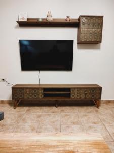 Televiisor ja/või meelelahutuskeskus majutusasutuses Avanda Corfu