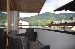 balcón con sillas y vistas a las montañas en Apartment Diana - by Alpen Apartments en Zell am See