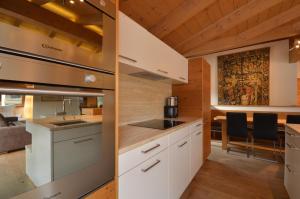 2 vistas a una cocina y comedor en una casa en Apartment Diana - by Alpen Apartments en Zell am See
