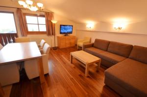 sala de estar con sofá y mesa en Select Top 10 - by Alpen Apartments, en Piesendorf