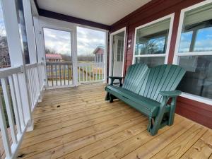 una mecedora verde sentada en un porche en Sun Outdoors Ocean City Gateway, en Whaleyville