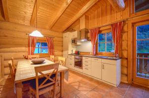 Kuchyň nebo kuchyňský kout v ubytování Chalet Stabler - by Alpen Apartments