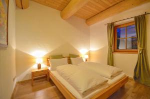 Postel nebo postele na pokoji v ubytování Chalet Stabler - by Alpen Apartments