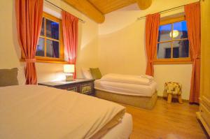 Postel nebo postele na pokoji v ubytování Chalet Stabler - by Alpen Apartments