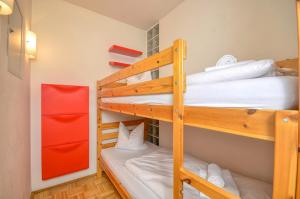 ピーゼンドルフにあるPanoramic View - by Alpen Apartmentsの小さな部屋の二段ベッド2組