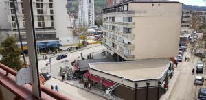 widok na ulicę w mieście z budynkami w obiekcie STAN 54m2 w mieście Priboj