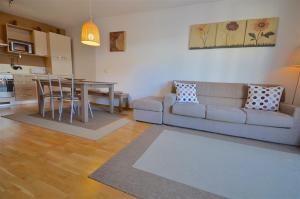 uma sala de estar com um sofá e uma mesa em Apartment Riccardo - by Alpen Apartments em Kaprun