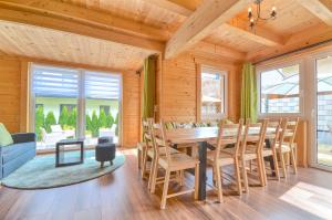 uma sala de jantar com mesa e cadeiras em Chalet Seven - by Alpen Apartments em Zell am See