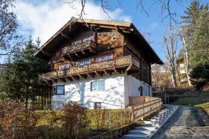 dom z balkonem na górze w obiekcie Mozart Top 2 - by Alpen Apartments w mieście Zell am See