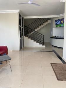 ein Wohnzimmer mit einer Treppe in einem Gebäude in der Unterkunft Janneya Apartments in Sukuta