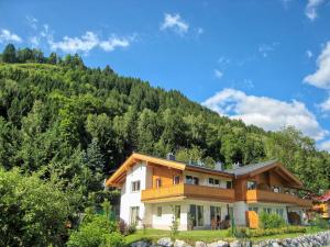 Apartment Golfski - by Alpen Apartments في زيل أم سي: منزل على جانب جبل