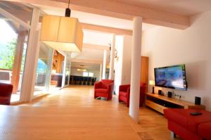 A television and/or entertainment centre at Penthouse Cooper - by Alpen Apartments