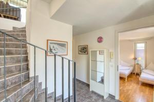 eine Treppe in einem Haus mit einem Wohnzimmer in der Unterkunft Penthouse Ari - by Alpen Apartments in Zell am See