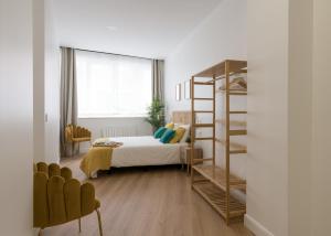 1 dormitorio con 1 cama y 1 litera en KAIXO BILBAO APARTMENTS en Bilbao
