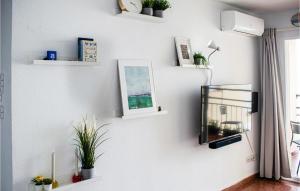 uma sala de estar com um aquário na parede em Amazing Apartment In Mlaga With Wifi em Rincón de la Victoria