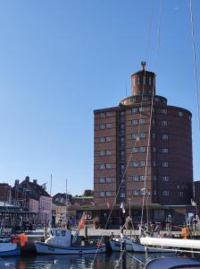 duży budynek z łodziami zacumowanych w porcie w obiekcie Pier 12 Ferienwohnung w mieście Eckernförde