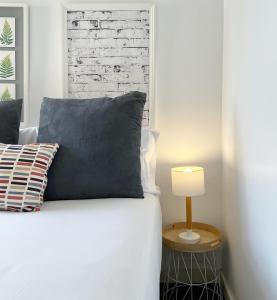 Postel nebo postele na pokoji v ubytování Stay U-nique Apartments Legalitat