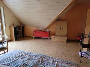 MinheimにあるFewo-Minheim Waltraud und Franz Bayerのベッドと木製キャビネット付きの屋根裏部屋