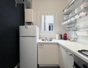 Kuchyň nebo kuchyňský kout v ubytování Stay U-nique Apartments Legalitat