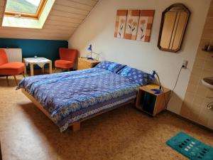 1 dormitorio con 1 cama, 2 sillas y ventana en Fewo-Minheim Waltraud und Franz Bayer, en Minheim