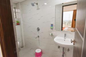 Keerthis Royal Suites - Near International Airport Terminal 1 and 2的一间浴室