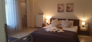 um quarto com uma cama com duas toalhas em Katerinas Apartments em Neos Marmaras