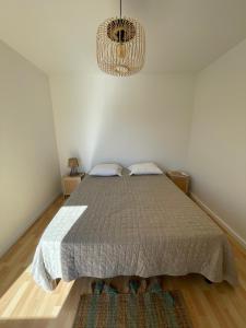 Posteľ alebo postele v izbe v ubytovaní Appartement cosy proche du centre