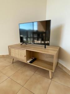 Televízia a/alebo spoločenská miestnosť v ubytovaní Appartement cosy proche du centre