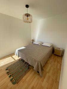 Posteľ alebo postele v izbe v ubytovaní Appartement cosy proche du centre