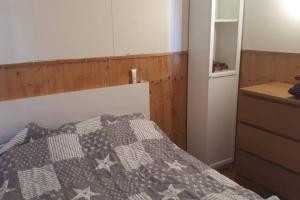 Un pat sau paturi într-o cameră la Cosy cabin near Hraunfossar