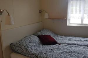 Postel nebo postele na pokoji v ubytování Cosy cabin near Hraunfossar