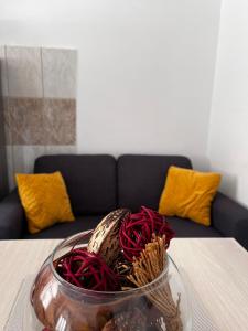 een glazen kom gevuld met rode pepers op een tafel bij Apartman Kalinić in Ston