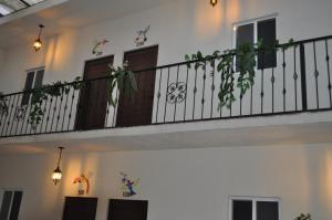 Mia Bonita Hotel Boutique في Tararameo: بيت ابيض مع بلكونه عليها نباتات