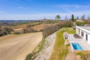 an aerial view of a house with a swimming pool and a field at VILLA LE BELVEDERE-DESIGN-PISCINE-VUE-GAILLAC in Salvagnac
