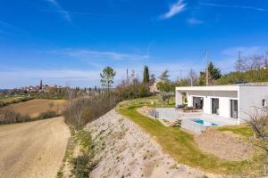 une maison sur une colline avec une piscine dans l'établissement VILLA LE BELVEDERE-DESIGN-PISCINE-VUE-GAILLAC, à Salvagnac