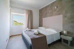 Un dormitorio con una cama grande y una ventana en Cilento Victory House, en Serramezzana