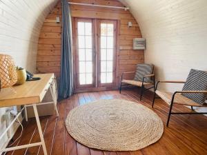 ein Zimmer mit 2 Stühlen und einem Teppich auf einem Holzboden in der Unterkunft RM Green Hotel 