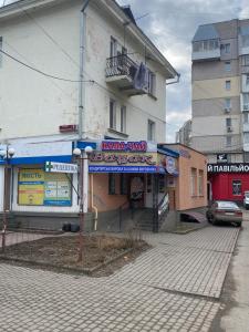 ein Gebäude in einer Stadtstraße mit einem Gebäude in der Unterkunft Апартаменты на проспекте in Winnyzja