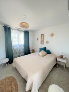 韋基奧港的聖塔露西的住宿－Casa Vecchia，一间卧室配有一张带蓝色窗帘的大床