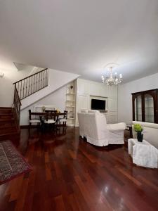 Il comprend un salon doté d'un mobilier blanc et d'un escalier. dans l'établissement Casa Vacanze Maridy, à Naples