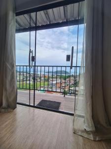 Zimmer mit einem großen Glasfenster mit Aussicht in der Unterkunft Casa Angra vista pro mar in Angra dos Reis