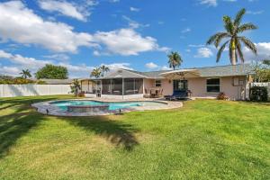 ein Haus mit einem Swimmingpool im Hof in der Unterkunft Pool Home Near Downtown, 5th Ave, Beaches & Pier in Naples