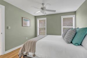 ein Schlafzimmer mit einem Bett und einem Deckenventilator in der Unterkunft Pool Home Near Downtown, 5th Ave, Beaches & Pier in Naples + 29 Fotos