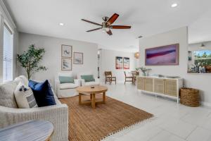 ein Wohnzimmer mit Sofa und Tisch in der Unterkunft Pool Home Near Downtown, 5th Ave, Beaches & Pier in Naples