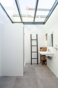 bagno con lavandino e specchio di Ted Surf House a Capbreton