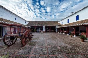 un carruaje tirado por caballos estacionado frente a un edificio en 2B-Precioso Apartamento en pleno centro. A estreno, en Alcázar de San Juan